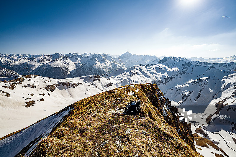 山顶上的背包：雪山风光图片素材