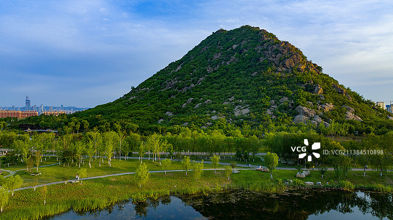 初夏，傍晚的济南华山绿意盎然图片素材