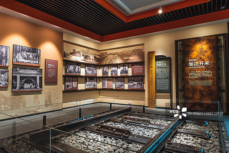 广东省广州铁路博物馆，中国铁路发展历程展览馆，展厅，铁轨，轨道模型，玻璃橱窗，历史事迹图片素材