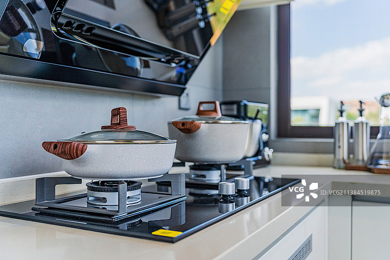 现代风格住宅厨房灶台和抽油烟机图片素材