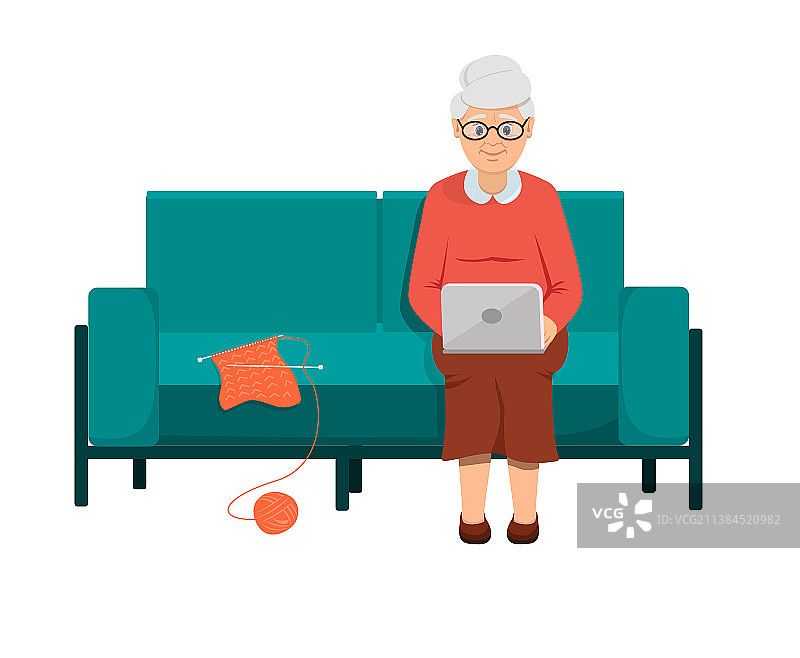 坐在沙发上使用笔记本电脑的祖母图片素材