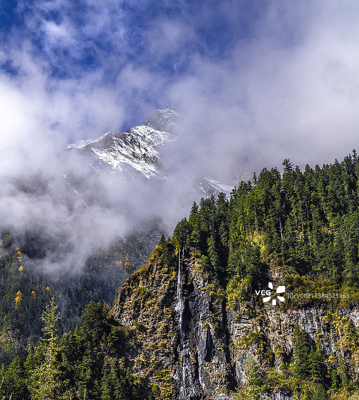瀑布、雪山与月亮图片素材
