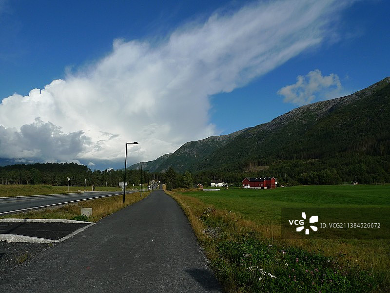 蓝天白云下的北欧挪威自然风光田园风光图片素材