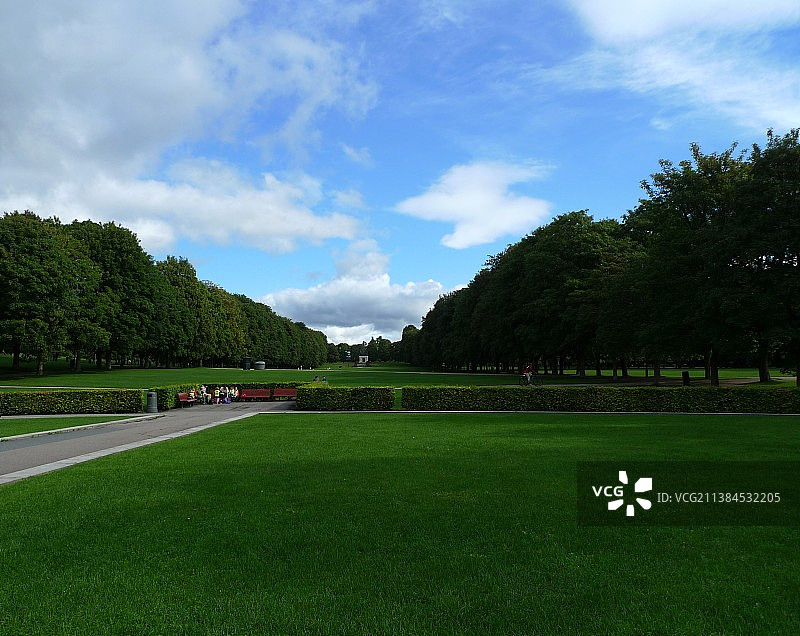 蓝天白云下的北欧挪威奥斯陆维格兰雕塑公园大草坪图片素材