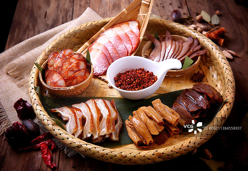 传统川菜腊肉辣椒香肠卤味图片素材