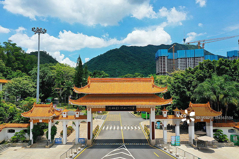 广东省深圳市罗湖区仙湖植物园正门与生态立体停车场航拍图片素材