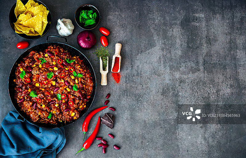 餐桌上盘中自制辣椒美食俯视视角照片图片素材