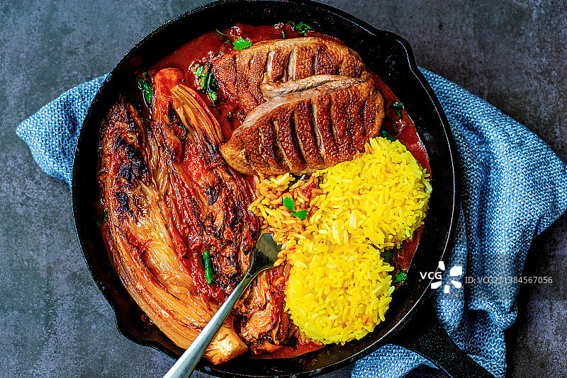 铸铁锅烤鸭配大白菜和藏红花米饭图片素材