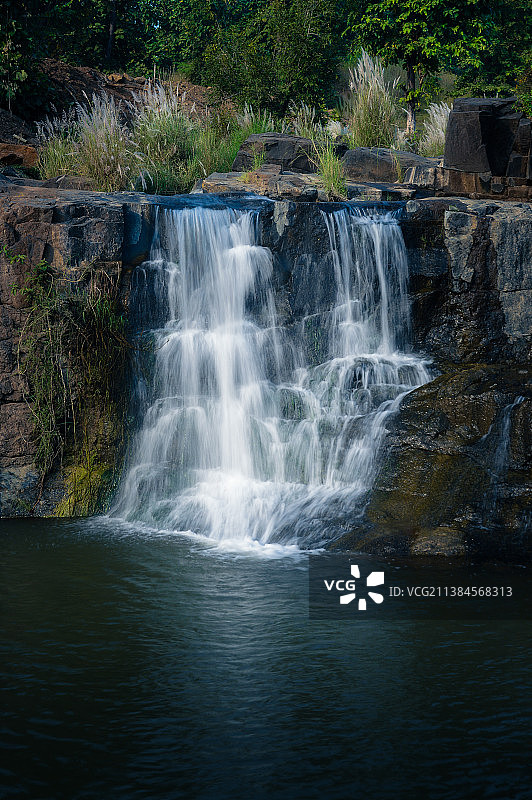 感受秋意，印度森林瀑布的风景图片素材