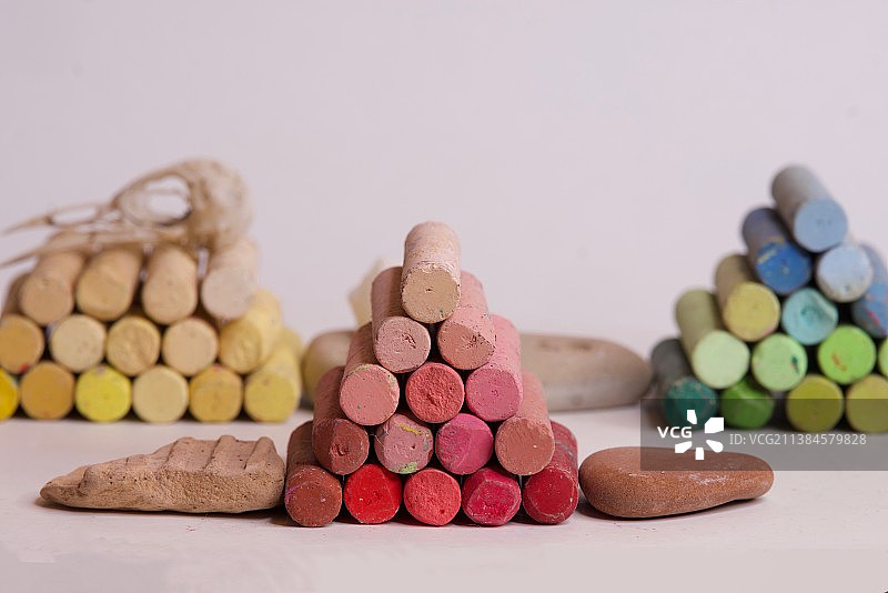 桌子上彩色铅笔的特写图片素材