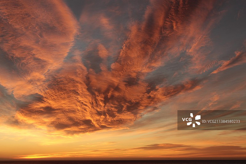 意大利因佩里亚圣雷莫日落时分的壮丽海景图片素材