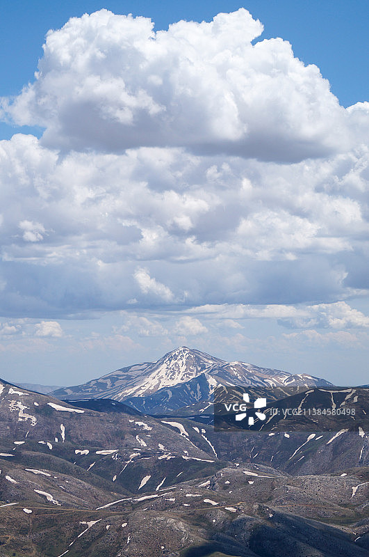 在山顶感受灵魂与山融为一体图片素材