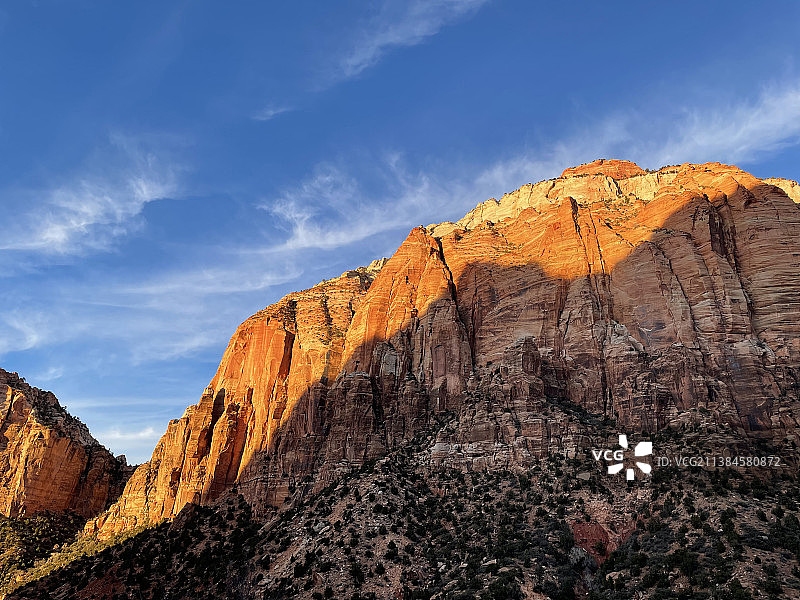 锡安国家公园日出，美国犹他州华盛顿县岩层图片素材
