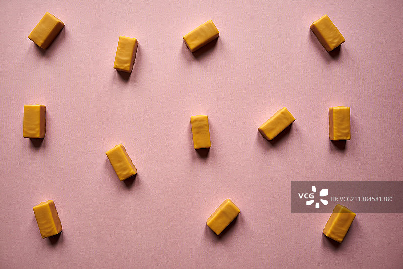 粉色背景上的棉花糖，黄色背景上的甜食特写，波兰图片素材
