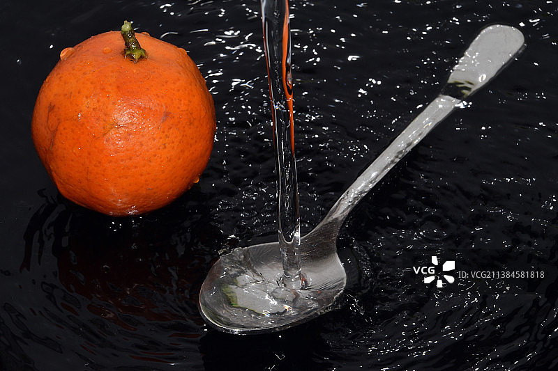 水中橘色水果特写图片素材