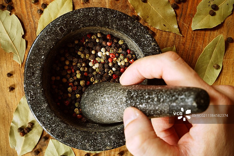 研磨彩色胡椒图片素材