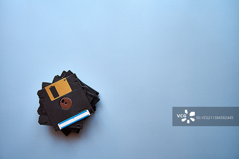 蓝色背景上的几张软盘图片素材