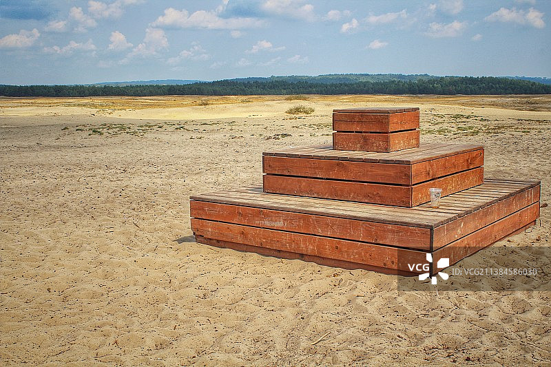 田野上对着天空的空长椅图片素材