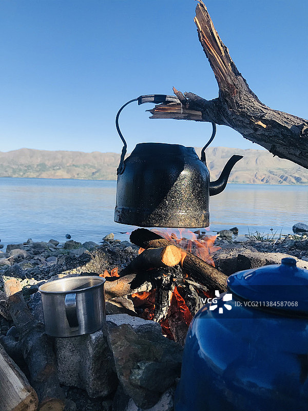 篝火上的水壶特写，露营概念图片素材
