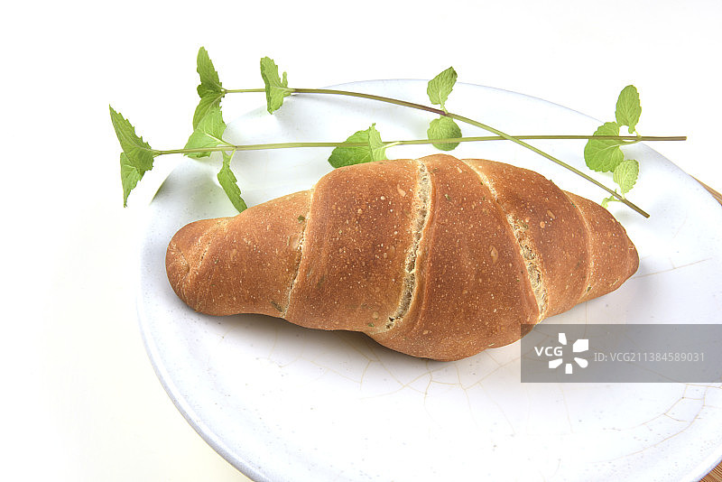 白色背景盘中面包的俯视图图片素材