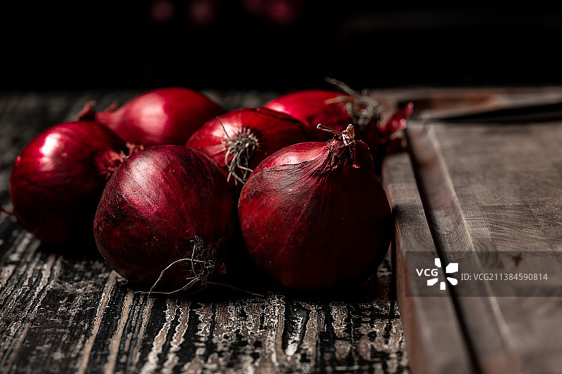 桌子上的洋葱特写图片素材