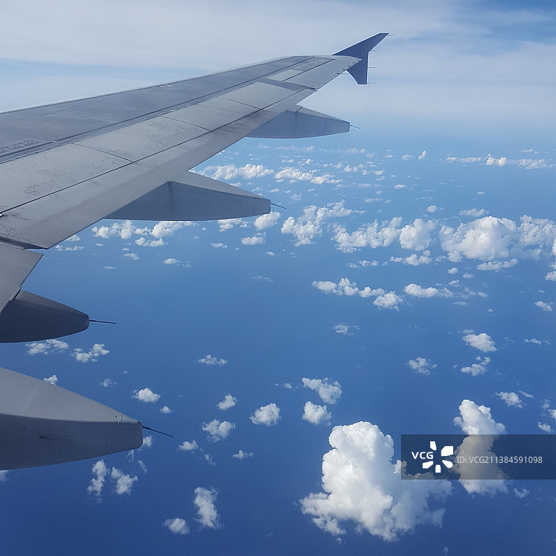 飞机飞行景观：飞机飞过天空的航拍视角图片素材