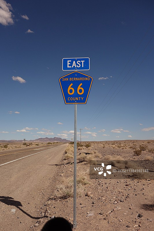 美国道路标志低角度视图图片素材