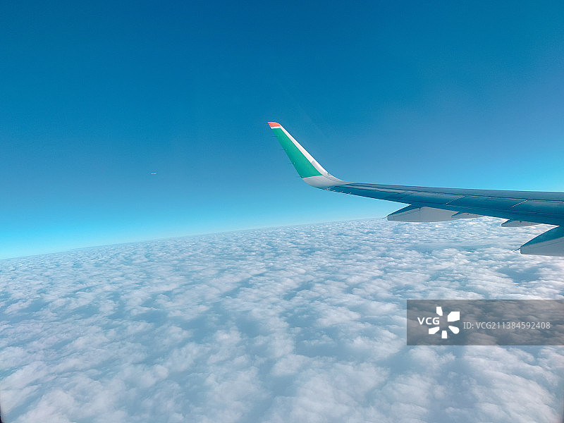 飞机飞过蓝天图片素材