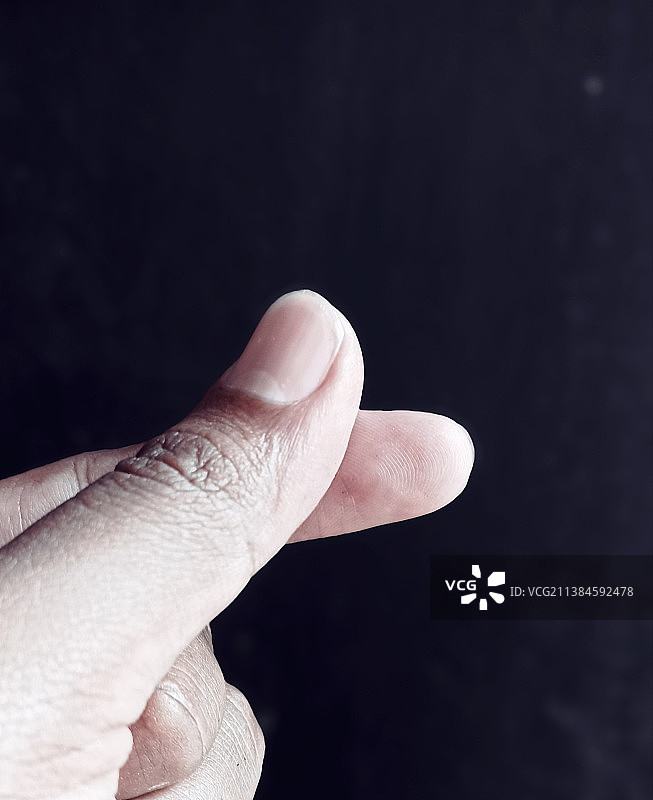 人手在黑色背景下手势的特写图片素材