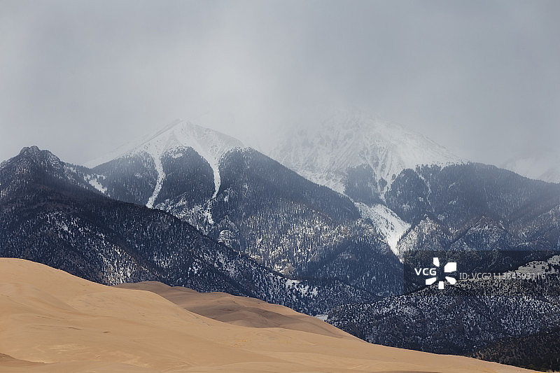 美国科罗拉多州大沙丘国家公园的赫拉德山图片素材
