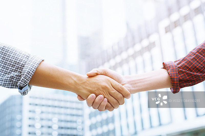 近距离拍摄：商务人士握手图片素材