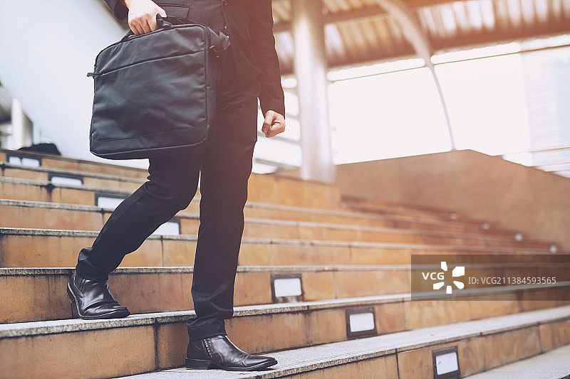 商人迈步，脚步特写图片素材