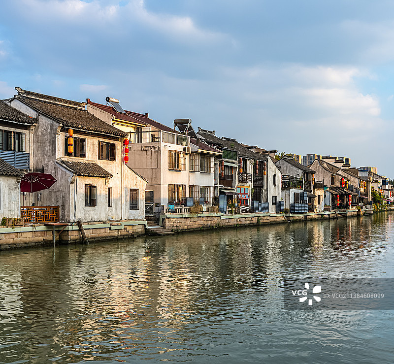 黄昏蓝天微云背景映衬下的无锡南长街古运河江南民居水弄堂图片素材