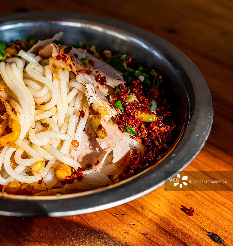 放在餐桌上的一碗桂林米粉特写镜头.桂林特写美食桂林米粉干拌粉图片素材