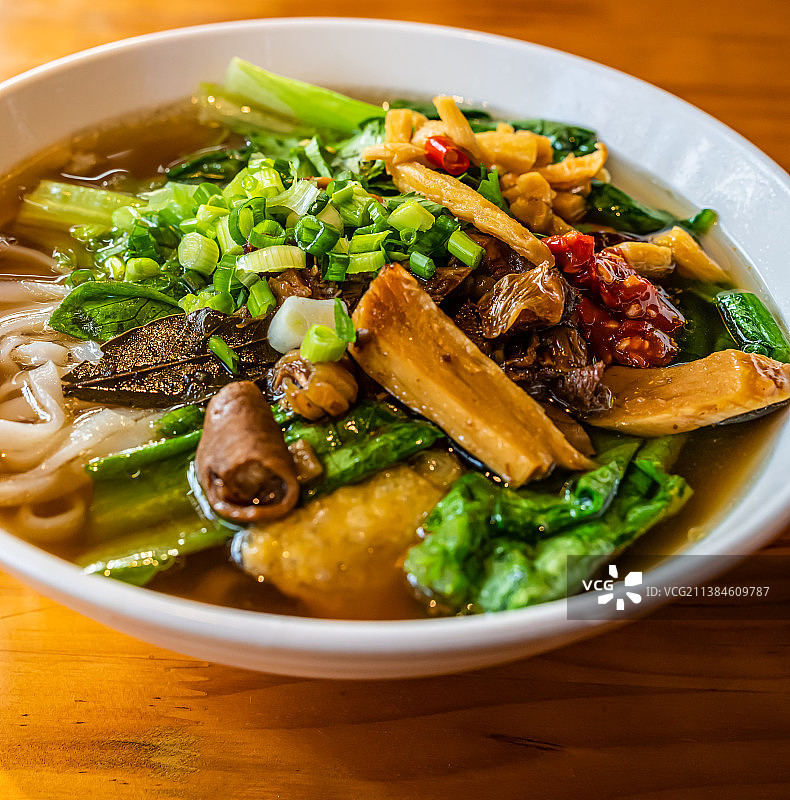 放在餐桌上的一碗牛腩粉特写镜头图片素材