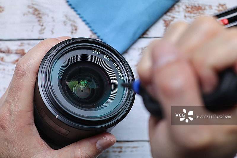 给相机镜头做清洁图片素材