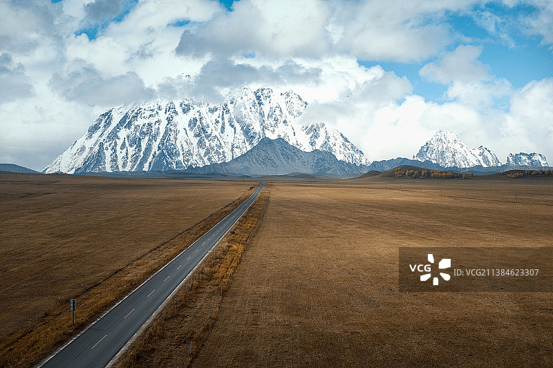 金秋的草原公路图片素材