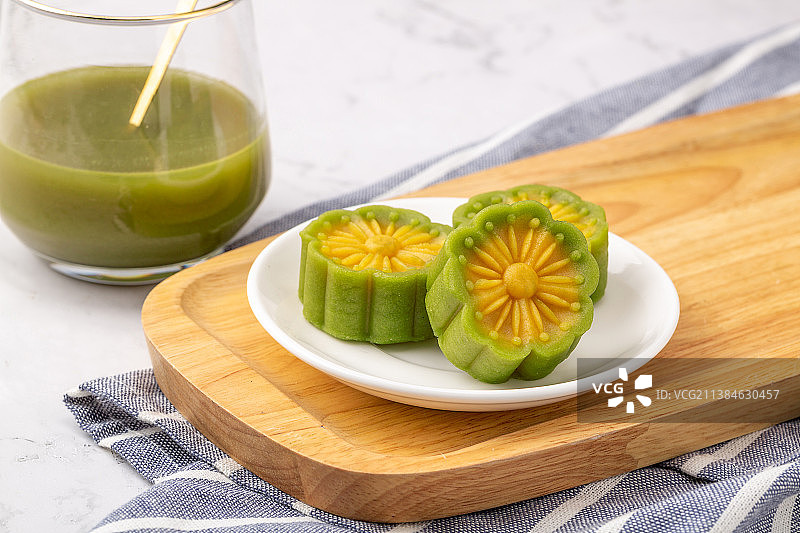 盘子里的美食：花形的绿豆糕图片素材