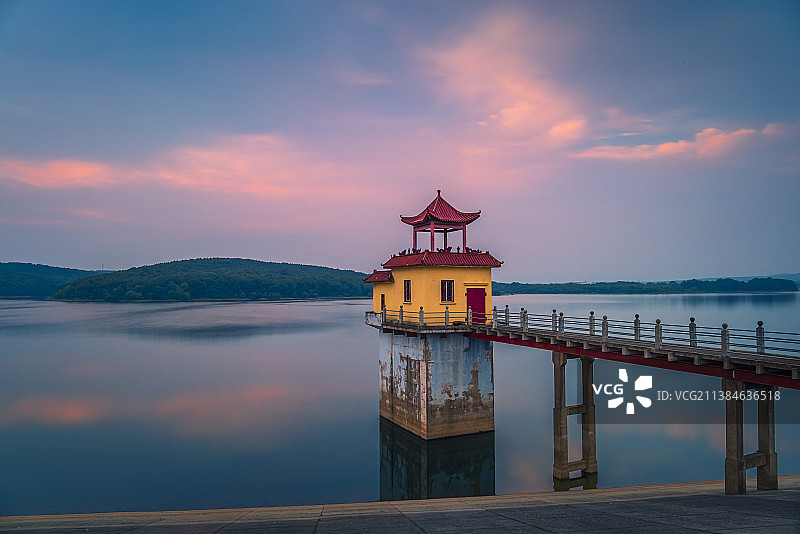 湖北荆门钟祥石门水库慢门日落夕阳图片素材