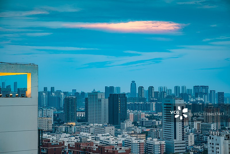 城市傍晚建筑火烧云图片素材