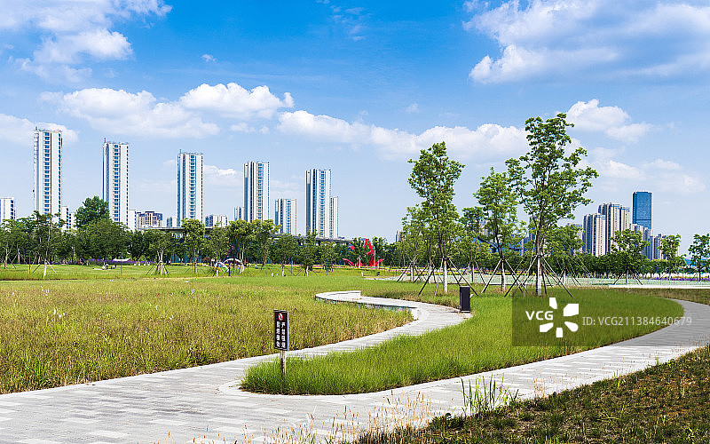 绍兴上虞曹娥江滨公园与现代高层建筑图片素材