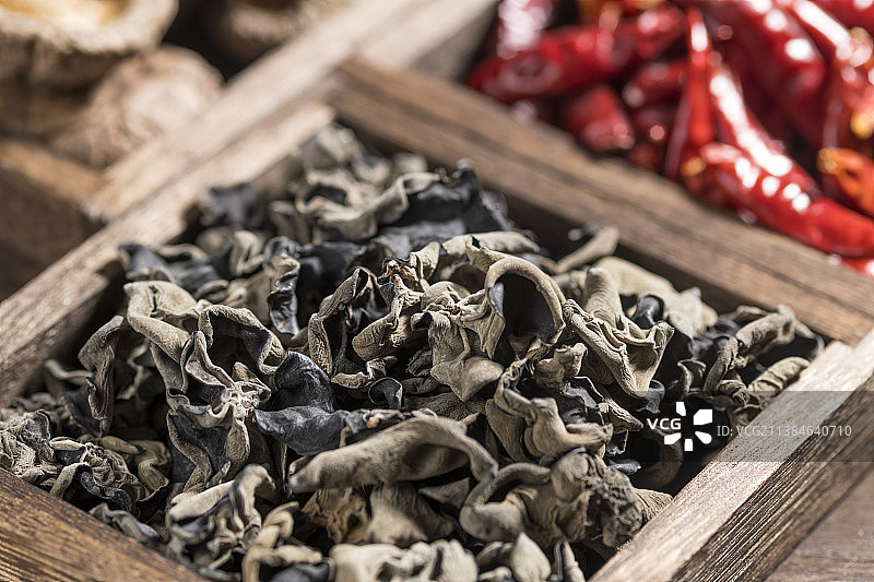 一盒木耳特写木桌面背景图片素材