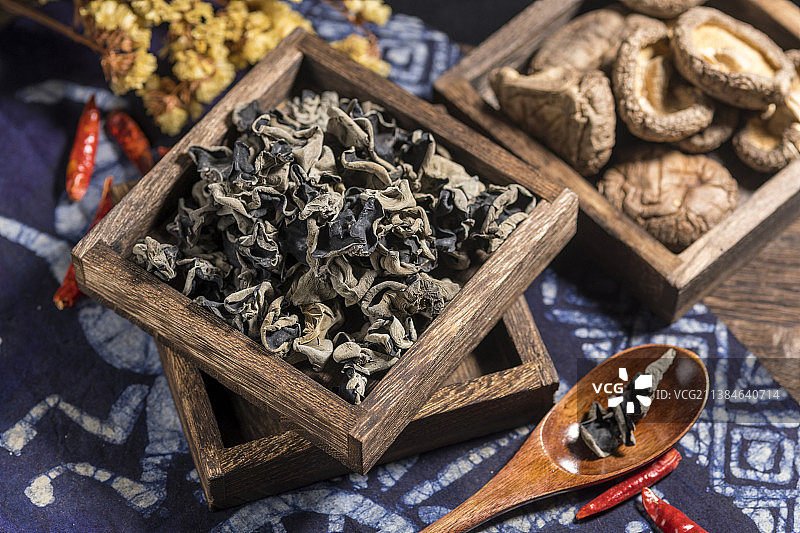 一盒木耳特写木桌面背景图片素材