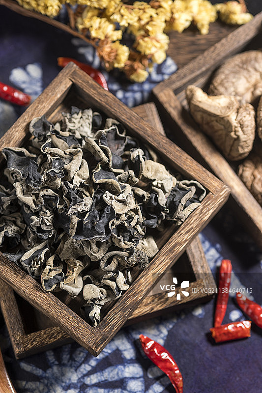 一盒木耳特写木桌面背景图片素材