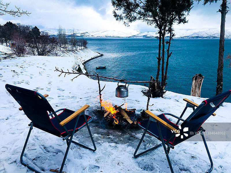 雪地上的露营椅和桌子俯视角度图片素材
