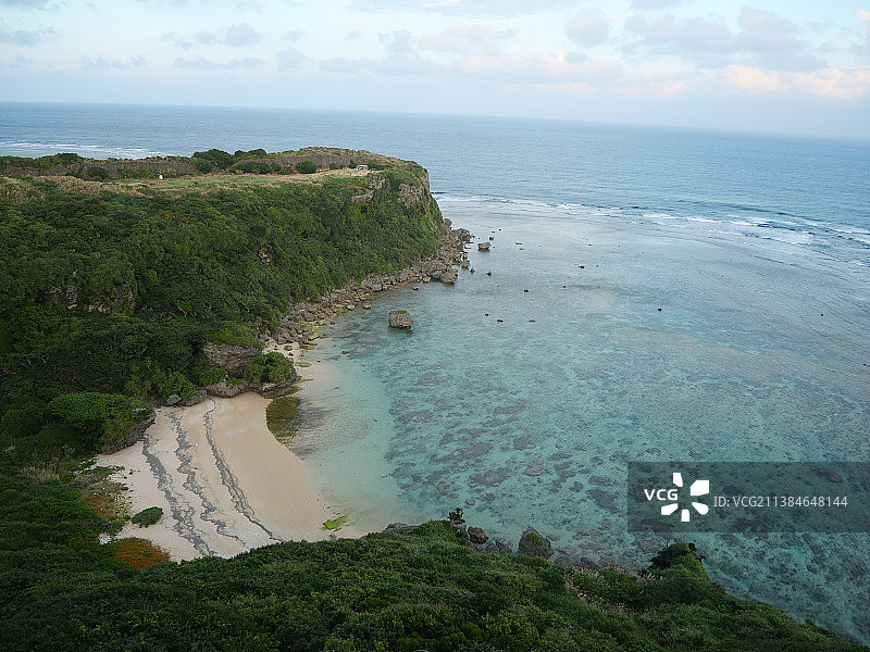 冲绳岛Kafu Banta的岛屿海岸线航拍图图片素材