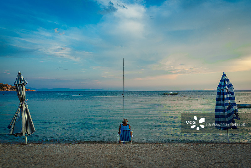 海滩上钓鱼的人（背影）图片素材