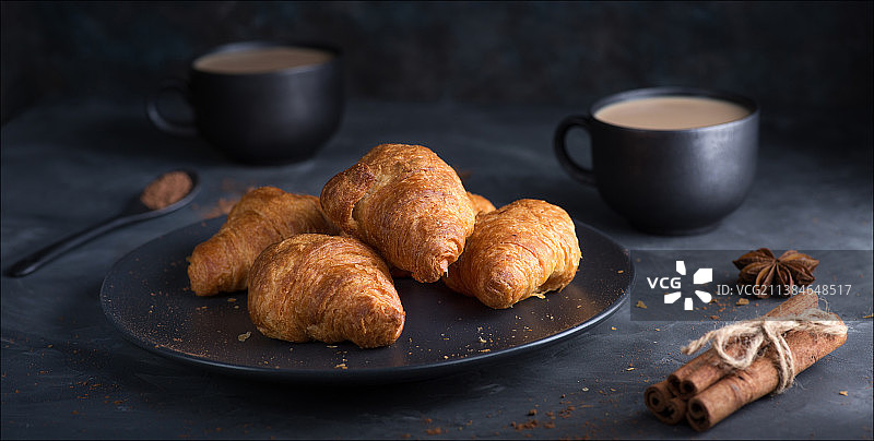 俄罗斯，桌上的羊角面包和咖啡特写图片素材
