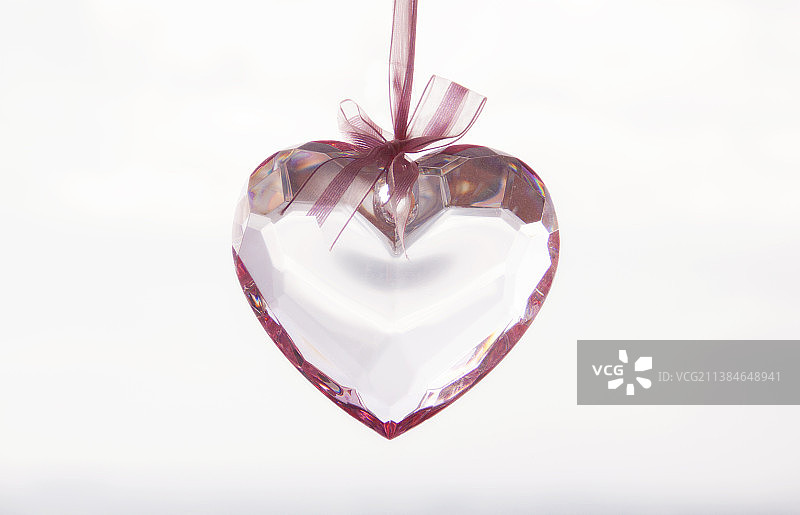 白色背景上的心形装饰品特写图片素材