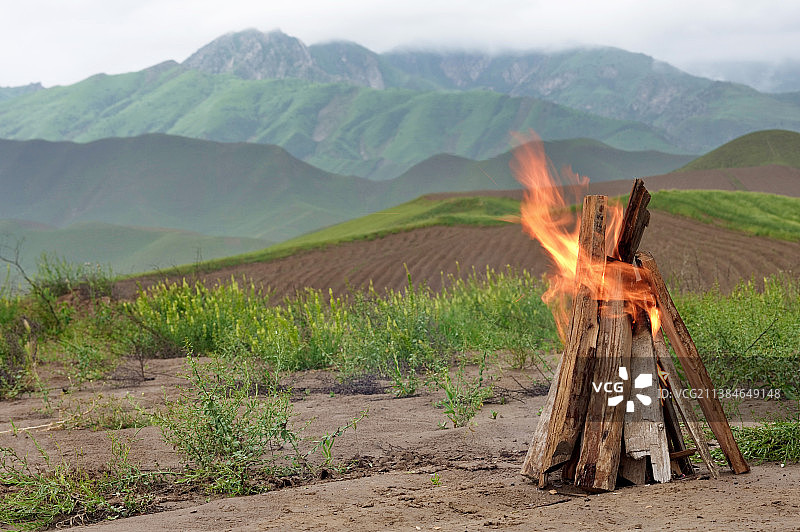 伊朗：卡拉特纳德尔，礼萨呼罗珊省，田野天空的火焰美景图片素材